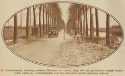 872529 Gezicht over de Amsterdamsestraatweg tussen Utrecht en Maarssen, die van een nieuw wegdek voorzien wordt.
